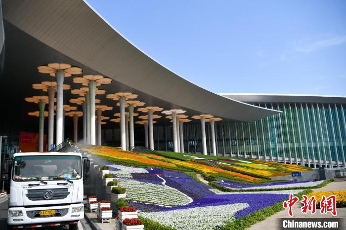 第五屆進(jìn)博會場館景觀裝飾全面定妝。　陳夢澤 攝