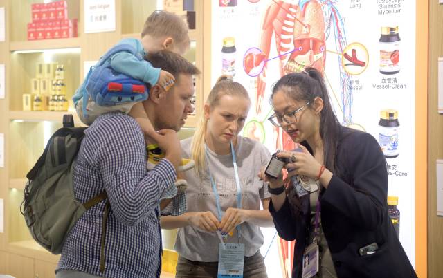 資料圖片：客商在廣交會上參觀選購商品。（新華社發(fā)）